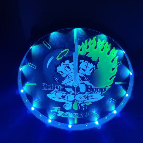 COPY - Betty Boop Good n Evil angel wall clock with led lights - Picture 8 of 14